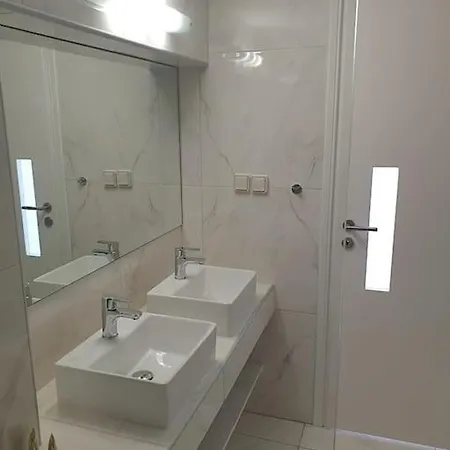 Hh Bay Apartment Logaras