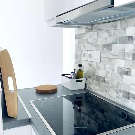 Hh Bay Apartment Logaras